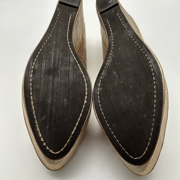 Ladies Size 10 Gold Pumps, beautiful shoes, never worn, had surgery on my right - Picture 5 of 8